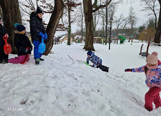 Grafika 3: Zimowe eksperymenty i śniegowe zabawy z klasą IIIB