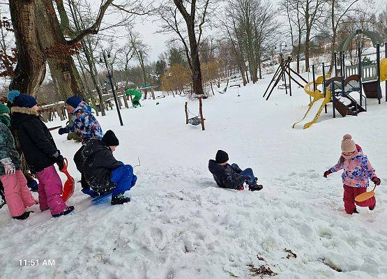 Grafika 5: Zimowe eksperymenty i śniegowe zabawy z klasą IIIB