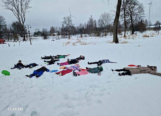 Grafika 19: Zimowe eksperymenty i śniegowe zabawy z klasą IIIB
