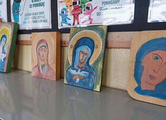Grafika 3: Wystawa ikon, wykonanych na plastyce przez naszych uczniów