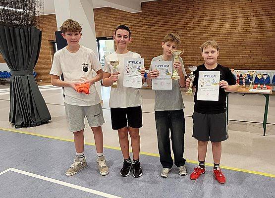 Grafika 8: Świetny występ naszych uczniów w Turnieju Badmintona o Puchar Dyrektora SP Łeba