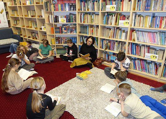 Grafika 1: Wspólnie czytamy lektury w szkolnej bibliotece - "Pamiętnik Felka Parerasa" z kl. IVA