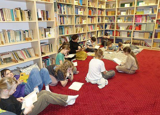 Grafika 2: Wspólnie czytamy lektury w szkolnej bibliotece - "Pamiętnik Felka Parerasa" z kl. IVA