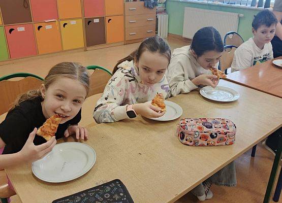 Grafika 9: Dzień Pizzy w klasach IIIA i IIIB