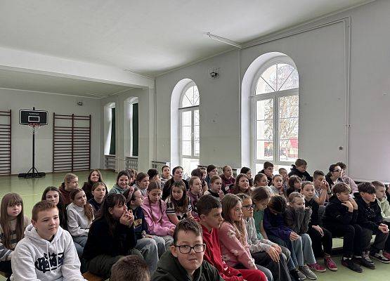 Grafika 13: Cykl szkoleń dla uczniów IV-VIII na temat zagrożeń w świecie wirtualnym