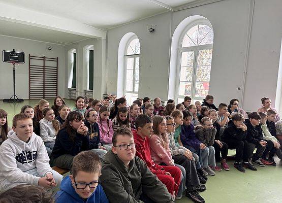 Grafika 12: Cykl szkoleń dla uczniów IV-VIII na temat zagrożeń w świecie wirtualnym