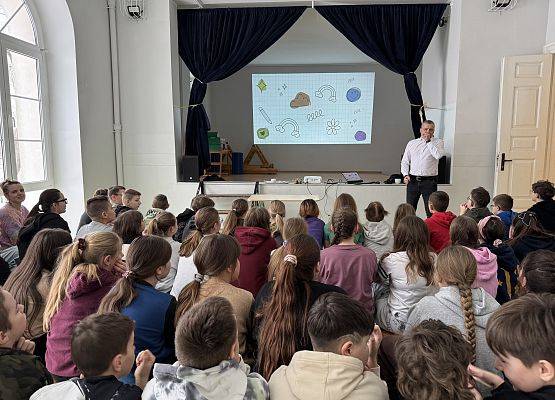 Grafika 11: Cykl szkoleń dla uczniów IV-VIII na temat zagrożeń w świecie wirtualnym