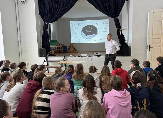 Grafika 10: Cykl szkoleń dla uczniów IV-VIII na temat zagrożeń w świecie wirtualnym