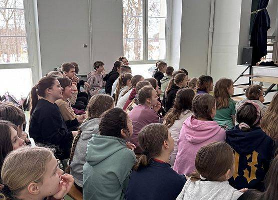 Grafika 9: Cykl szkoleń dla uczniów IV-VIII na temat zagrożeń w świecie wirtualnym