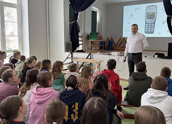 Grafika 7: Cykl szkoleń dla uczniów IV-VIII na temat zagrożeń w świecie wirtualnym