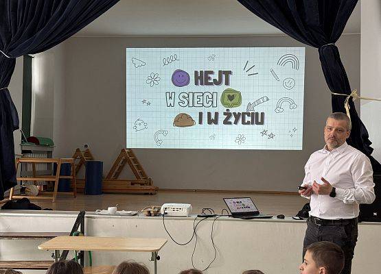 Grafika 8: Cykl szkoleń dla uczniów IV-VIII na temat zagrożeń w świecie wirtualnym