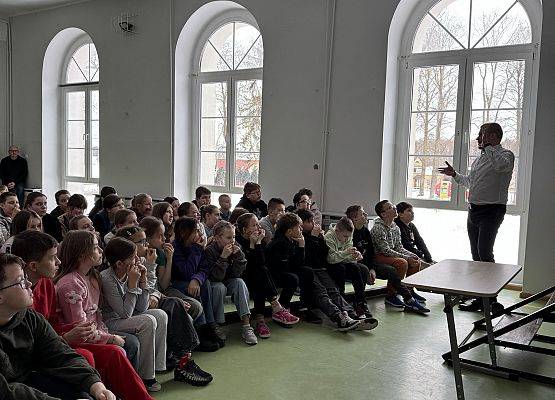 Grafika 4: Cykl szkoleń dla uczniów IV-VIII na temat zagrożeń w świecie wirtualnym