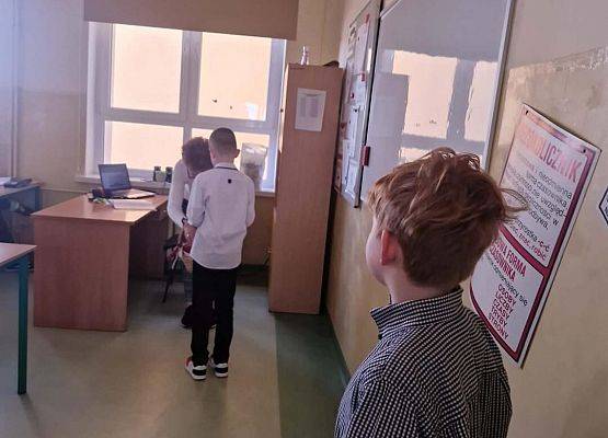 Grafika 4: Życzenia Małego Samorządu klas I-III z okazji Dnia Kobiet