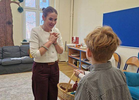 Grafika 11: Życzenia Małego Samorządu klas I-III z okazji Dnia Kobiet