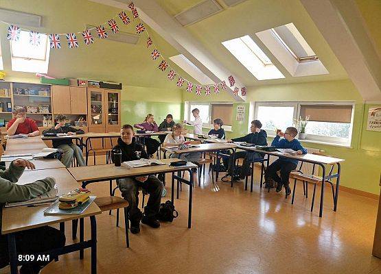 Grafika 17: Życzenia Małego Samorządu klas I-III z okazji Dnia Kobiet