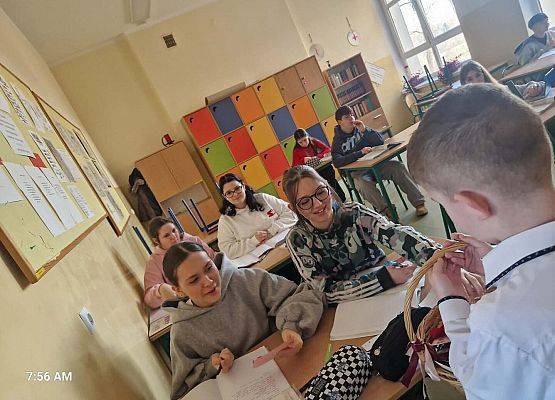 Grafika 20: Życzenia Małego Samorządu klas I-III z okazji Dnia Kobiet