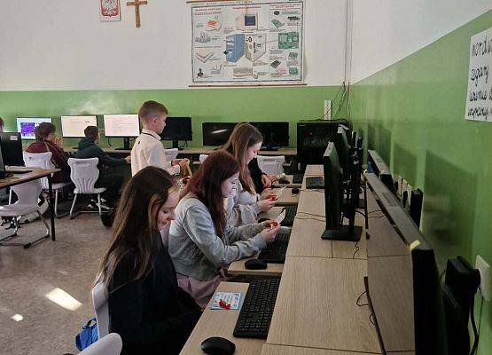 Grafika 24: Życzenia Małego Samorządu klas I-III z okazji Dnia Kobiet