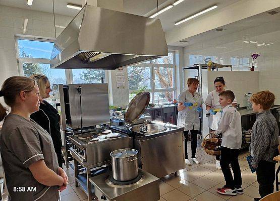 Grafika 27: Życzenia Małego Samorządu klas I-III z okazji Dnia Kobiet