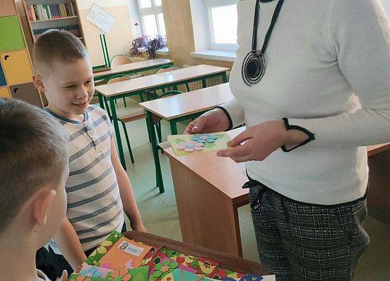 Grafika 7: Dzień Kobiet w świetlicy szkolnej