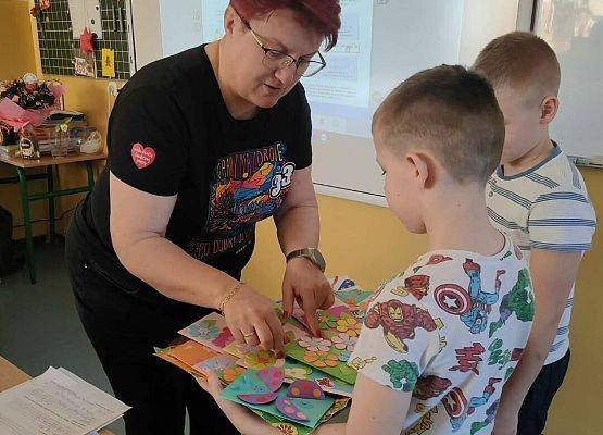 Grafika 13: Dzień Kobiet w świetlicy szkolnej