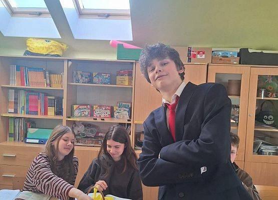 Grafika 2: Samorząd Uczniowski kl. IV-VIII wręczył naszym Paniom drobne upominki