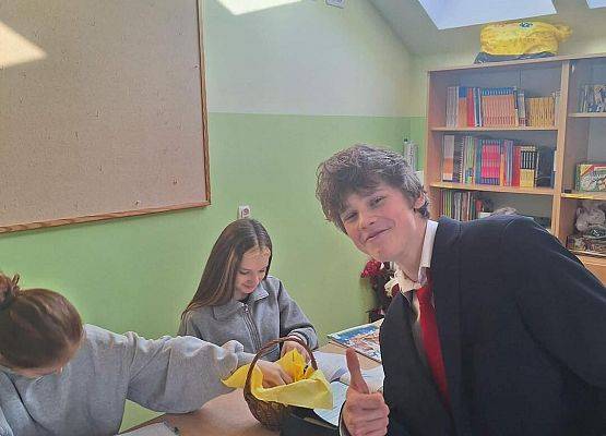 Grafika 5: Samorząd Uczniowski kl. IV-VIII wręczył naszym Paniom drobne upominki