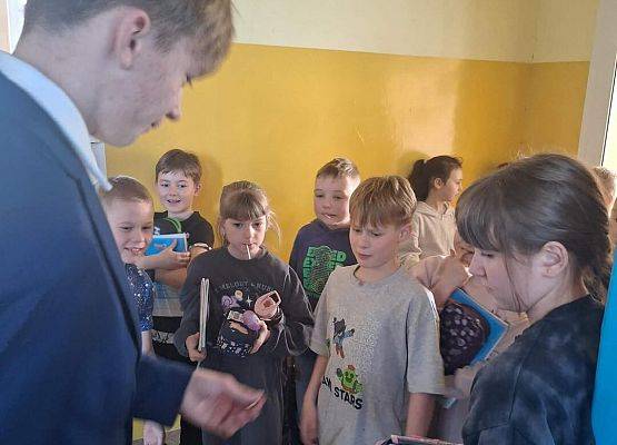 Grafika 4: Samorząd Uczniowski kl. IV-VIII wręczył naszym Paniom drobne upominki