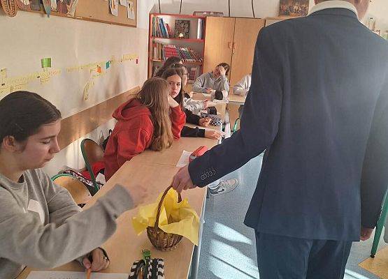 Grafika 7: Samorząd Uczniowski kl. IV-VIII wręczył naszym Paniom drobne upominki