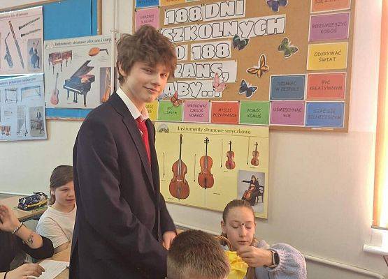 Grafika 8: Samorząd Uczniowski kl. IV-VIII wręczył naszym Paniom drobne upominki