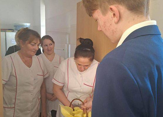 Grafika 9: Samorząd Uczniowski kl. IV-VIII wręczył naszym Paniom drobne upominki