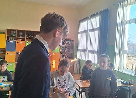 Grafika 10: Samorząd Uczniowski kl. IV-VIII wręczył naszym Paniom drobne upominki