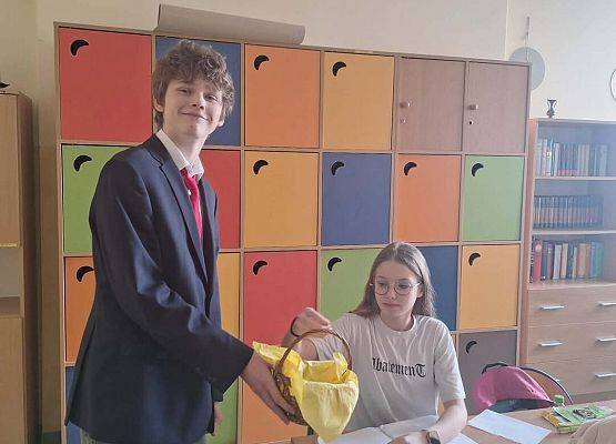 Grafika 11: Samorząd Uczniowski kl. IV-VIII wręczył naszym Paniom drobne upominki