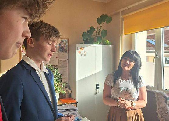 Grafika 12: Samorząd Uczniowski kl. IV-VIII wręczył naszym Paniom drobne upominki