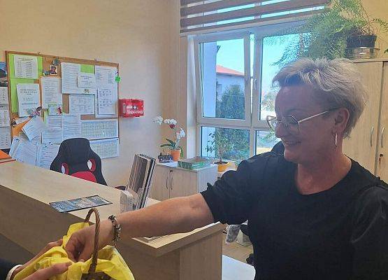 Grafika 13: Samorząd Uczniowski kl. IV-VIII wręczył naszym Paniom drobne upominki