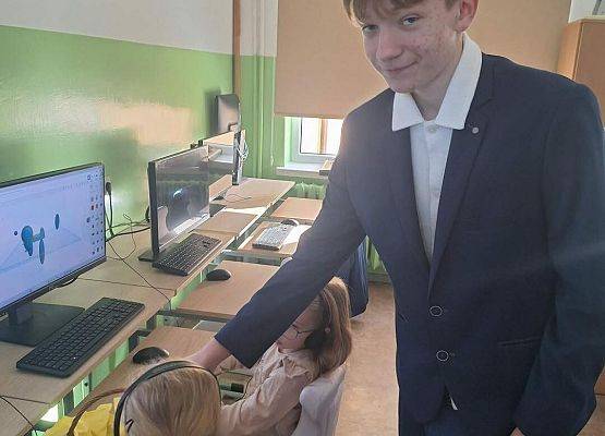 Grafika 14: Samorząd Uczniowski kl. IV-VIII wręczył naszym Paniom drobne upominki