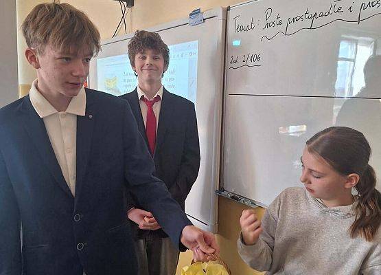 Grafika 15: Samorząd Uczniowski kl. IV-VIII wręczył naszym Paniom drobne upominki