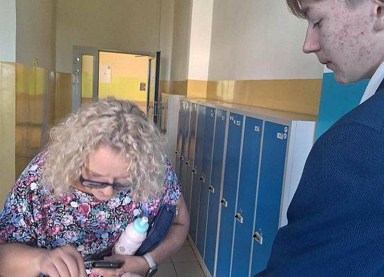 Grafika 16: Samorząd Uczniowski kl. IV-VIII wręczył naszym Paniom drobne upominki