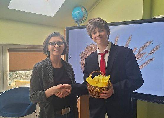 Grafika 17: Samorząd Uczniowski kl. IV-VIII wręczył naszym Paniom drobne upominki