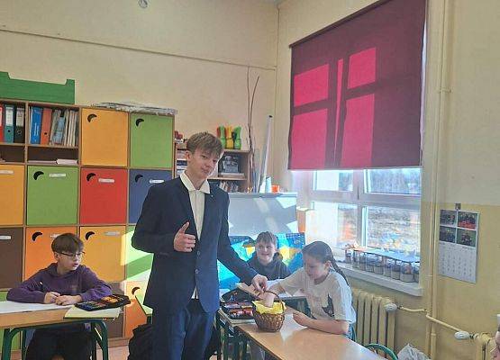 Grafika 18: Samorząd Uczniowski kl. IV-VIII wręczył naszym Paniom drobne upominki