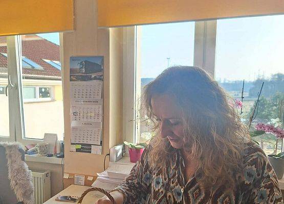 Grafika 19: Samorząd Uczniowski kl. IV-VIII wręczył naszym Paniom drobne upominki