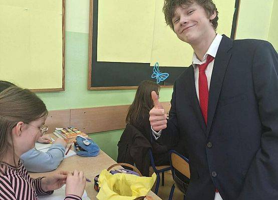 Grafika 1: Samorząd Uczniowski kl. IV-VIII wręczył naszym Paniom drobne upominki