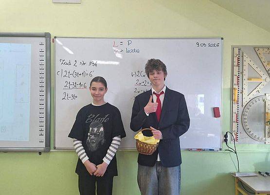 Grafika 21: Samorząd Uczniowski kl. IV-VIII wręczył naszym Paniom drobne upominki