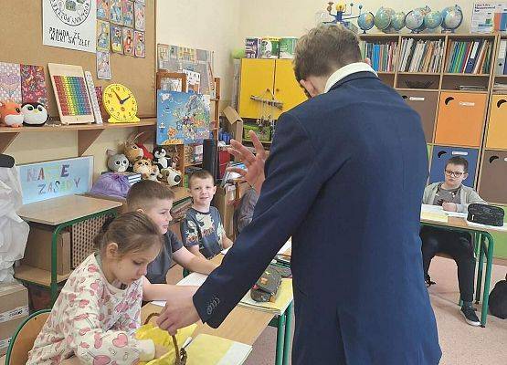 Grafika 22: Samorząd Uczniowski kl. IV-VIII wręczył naszym Paniom drobne upominki