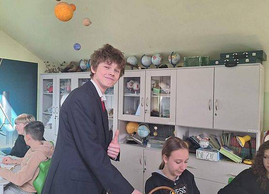 Grafika 23: Samorząd Uczniowski kl. IV-VIII wręczył naszym Paniom drobne upominki