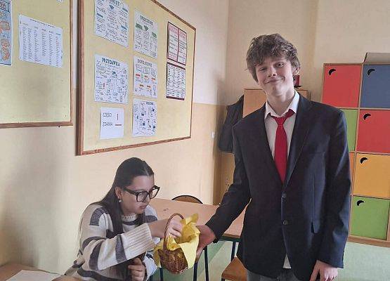 Grafika 25: Samorząd Uczniowski kl. IV-VIII wręczył naszym Paniom drobne upominki