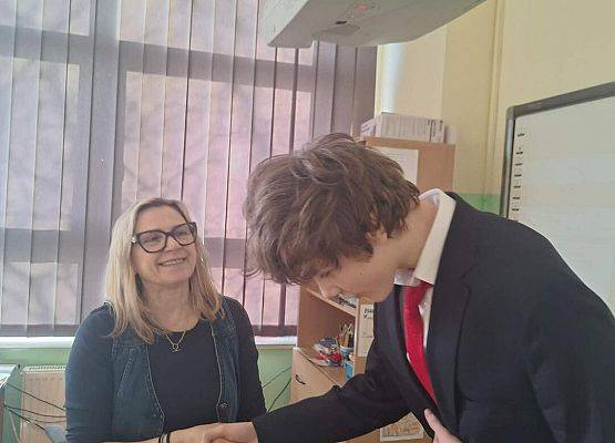 Grafika 26: Samorząd Uczniowski kl. IV-VIII wręczył naszym Paniom drobne upominki