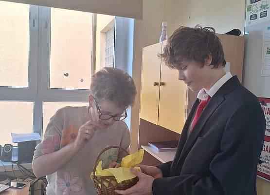 Grafika 27: Samorząd Uczniowski kl. IV-VIII wręczył naszym Paniom drobne upominki