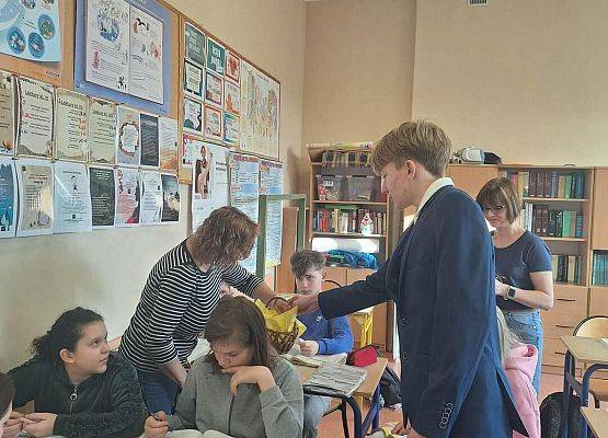 Grafika 28: Samorząd Uczniowski kl. IV-VIII wręczył naszym Paniom drobne upominki