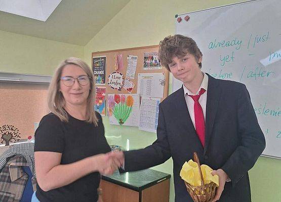 Grafika 29: Samorząd Uczniowski kl. IV-VIII wręczył naszym Paniom drobne upominki