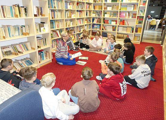 Grafika 2: Wiosna w literaturze i dobranockach - zajęcia biblioteczne dla klas młodszych